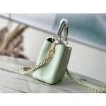 𝐋𝐎𝐔𝐈𝐒𝐕𝐔𝐈𝐓𝐓𝐎𝐍 M22916/M48865 mini Apple green with white chain. This CAPUCINES handbag